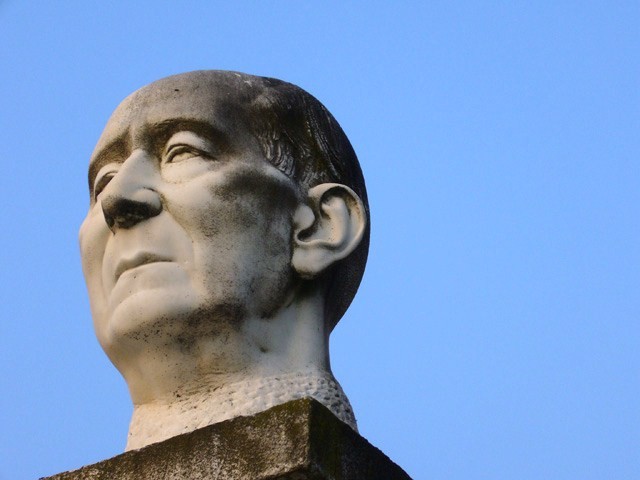 Busto di G. Marconi a Villa Griffone 