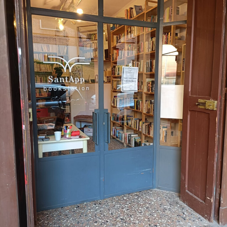 Oggi per #LuoghiLetturaBo vi portiamo in un posto dove il piccolo diventa grande. Eccoci a @sant