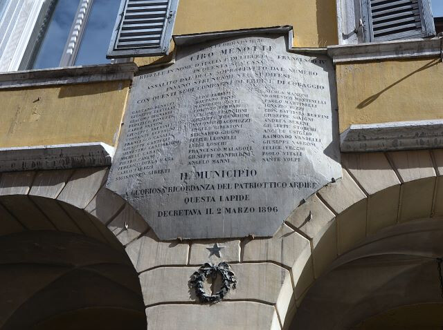 Lapide sulla facciata della casa di Ciro Menotti