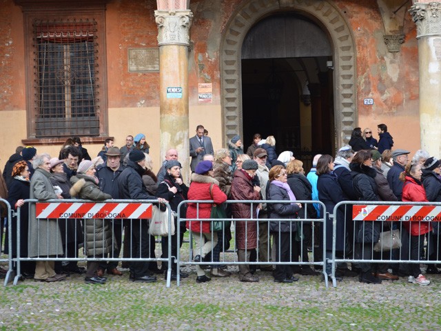 In fila per l'ultimo saluto a Claudio Abbado