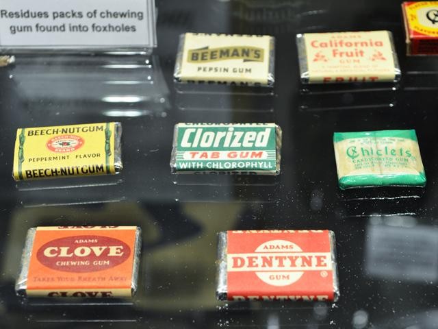 Pacchetti di gomme da masticare recuperati nelle fox holes - Museo di Iola di Montese (MO)