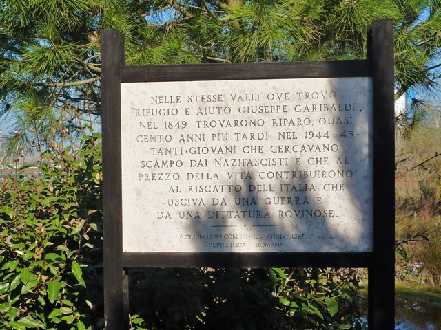 La lapide nei pressi del Capanno di Garibaldi ricorda che le valli di Ravenna furono rifugio di renitenti e partigiani