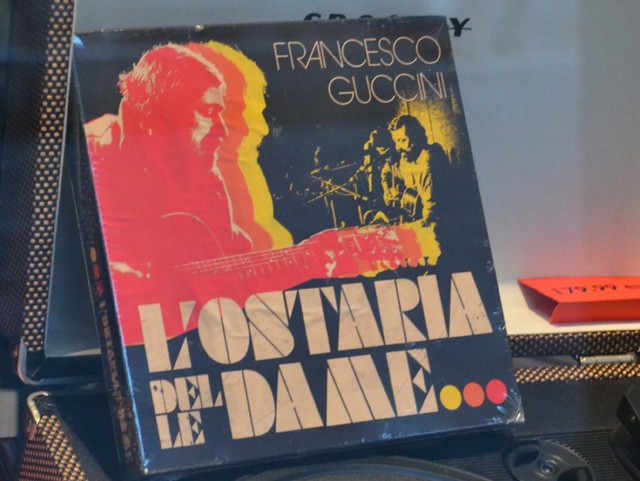 Una raccolta di canzoni di Francesco Guccini all'Ostaria delle Dame