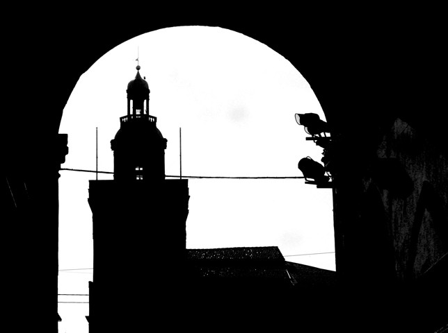 La silhouette di palazzo d'Accursio (BO) da via Pescherie