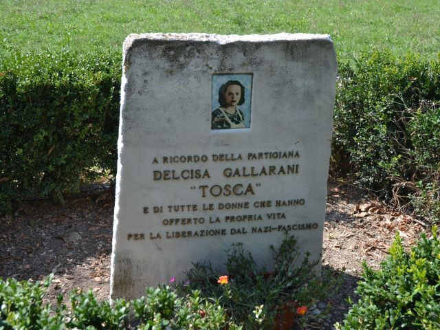 Cippo in onore di Delcisa Gallarani (Tosca)