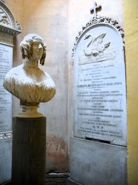 Busto e lapide funeraria di Clementina Betti Degli Antoni