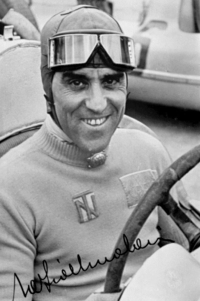 Tazio Nuvolari, seduto in una delle sue auto da corsa - Fonte: Wikimedia Commons