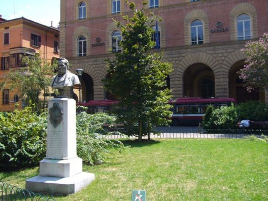 Giardino di piazza Cavour - busto di Cavour e esattoria Carisbo