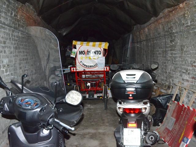 Cunicolo del rifugio antiaereo della Montagnola utilizzato come parcheggio di moto