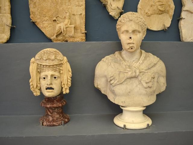 Maschera teatrale e busto di efebo 