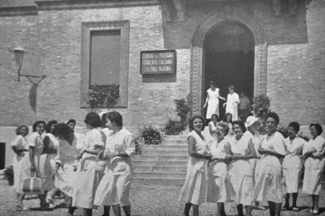 Un gruppo di vigilatrici - "Bologna. Rivista mensile del Comune" - 1957 - Mostra "Storie di colonia" - Biblioteca Salaborsa (BO) - 2019