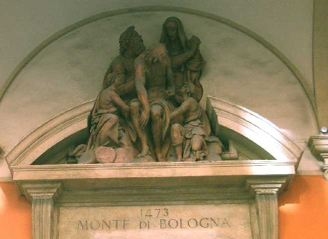 Il gruppo scultoreo con la Pietà che sormonta l'ingresso della banca del Monte