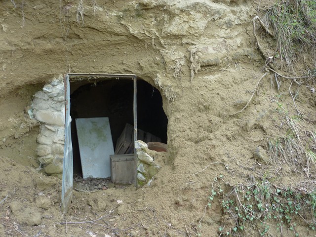 Rifugio scavato nella roccia su Monte Adone 