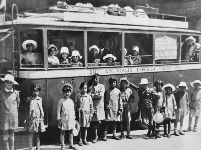 Bambini delle colonie bolognesi trasportati con un autobus VETA 