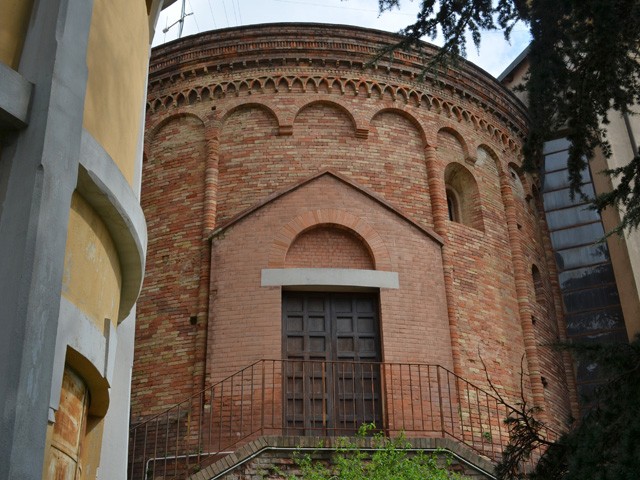 La chiesetta romanica della Madonna del Monte incastrata tra l'acquedotto dell'Osservanza e i muri di Villa Aldini