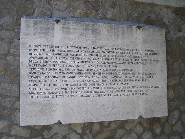 La lapide sul cimitero di S.Martino di Caprara ricorda in breve l'efferatezza della strage