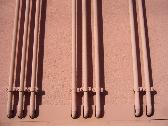 Installazione all'esterno degli edifici delle tubature del gas 