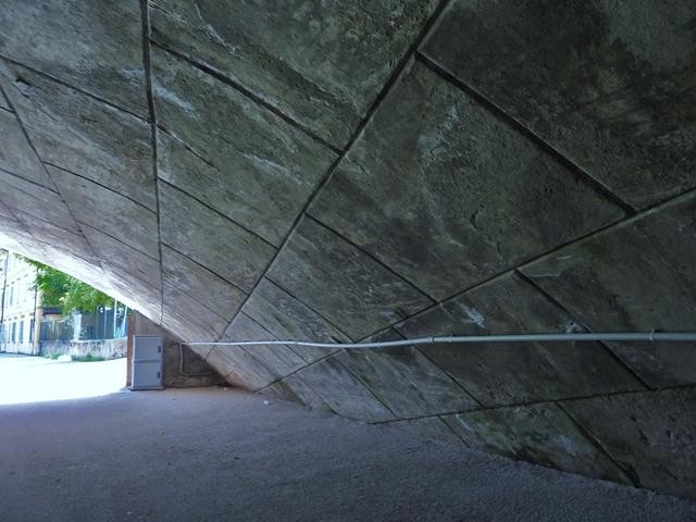 Sotto il ponte ferroviario sul canale Navile