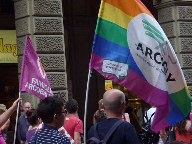 Bandiere multicolori al Gay Pride bolognese