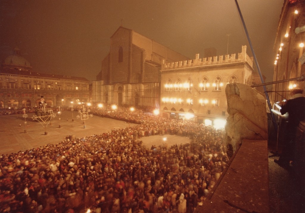 Capodanno 1981 - 1982 Il rogo del Vecchione in Piazza Maggiore 