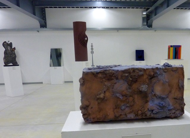 Sala di sculture al MAGI900 - Pieve di Cento (BO) - in primo piano un'opera di Bruno Raspanti