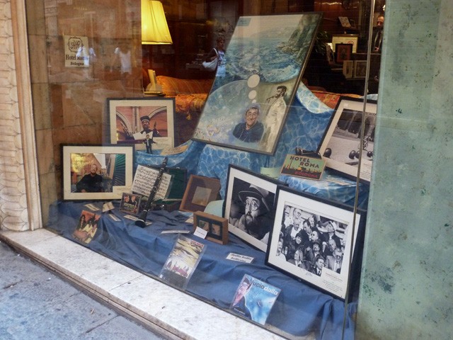 Una vetrina in onore di Dalla presso l'hotel Roma in via d'Azeglio (BO)
