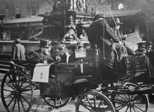 L'ing. Ceri in carrozza in piazza Nettuno - Fonte: Mostra Rubbiani - Archiginnasio 2014