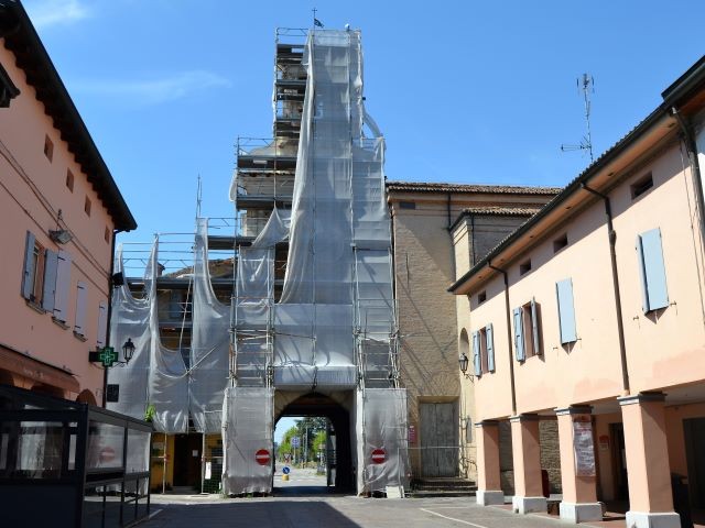 Porta Modena danneggiata dal terremoto