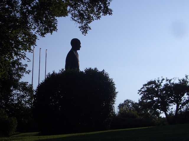 La gigantesca statua di Marconi spunta tra gli alberi di Villa Griffone 