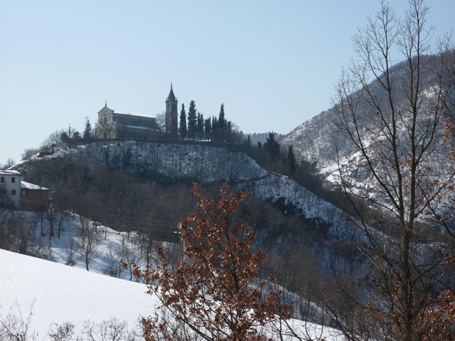 La parrocchiale e la parte alta del borgo di Bisano 