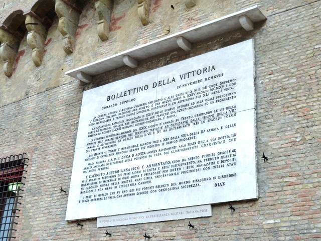 Il Bollettino della Vittoria sul muro del Palazzo comunale in piazza Nettuno (BO)