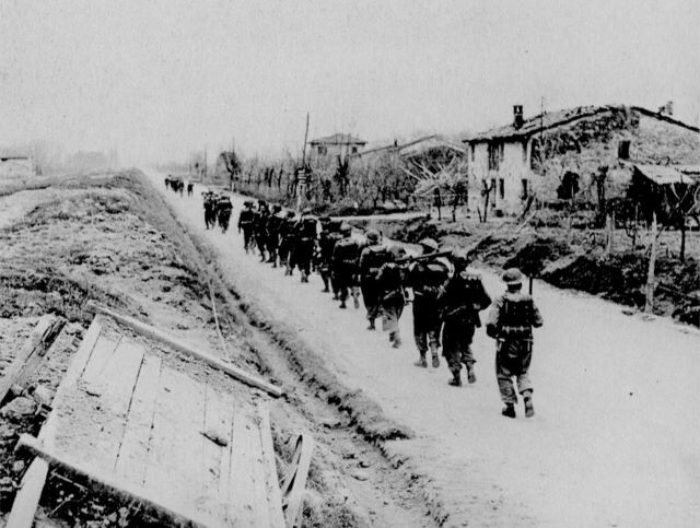 Truppe inglesi in marcia nei pressi del fiume Lamone