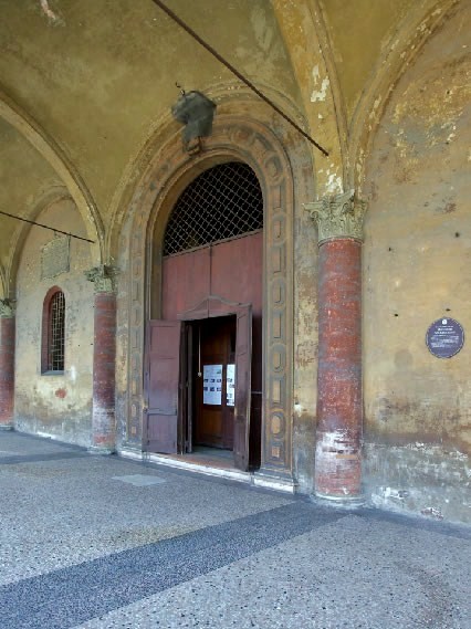Madonna del Baraccano, ingresso