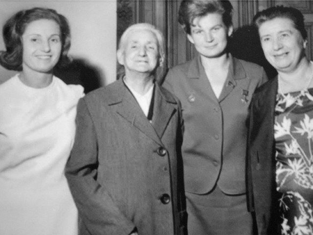 La cosmonauta Valentina Tereshkova assieme ad alcune donne bolognesi - Fonte: Archivio Fotografico Legacoop Nazionale