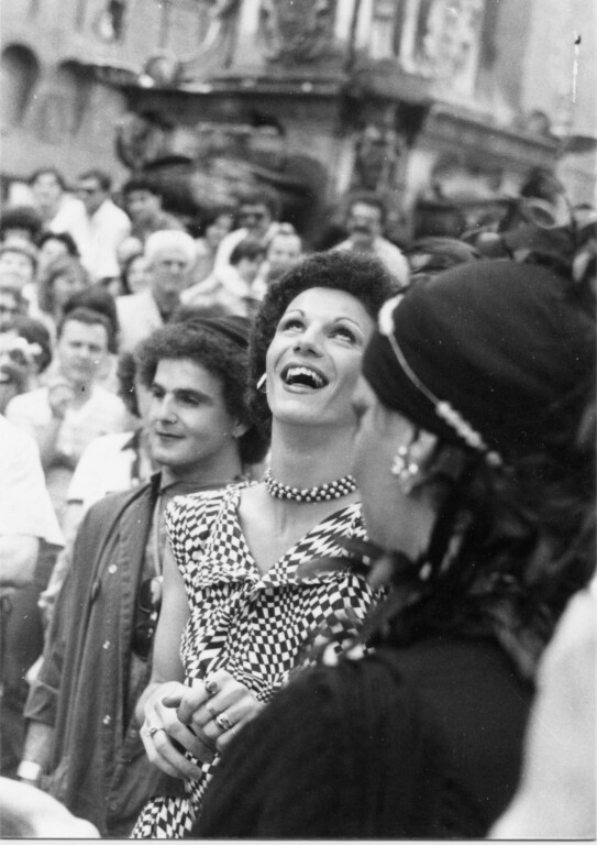 copertina di RESISTING OBLIVION. Passione e attivismo negli archivi femministi e queer di Bologna