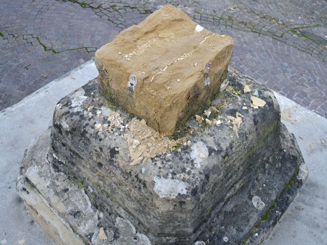 La base della croce dell'Osservanza dopo l'abbattimento nel 2019