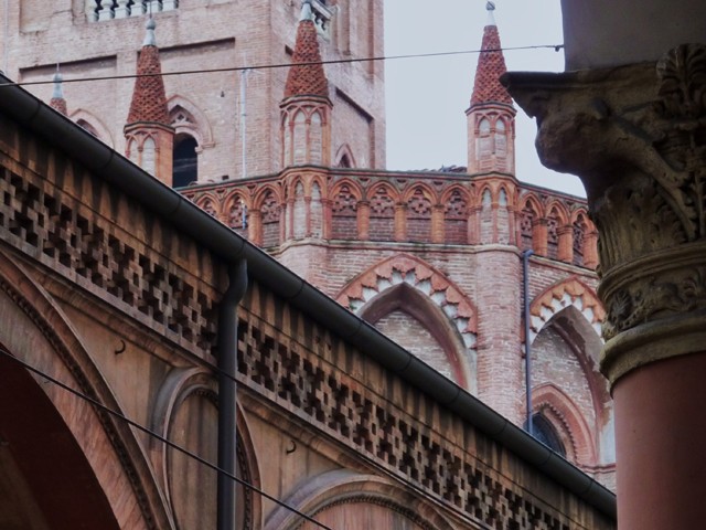 L'abside di S.M. dei Servi "diademata di loggette e pinnacoli" - strada Maggiore (BO)