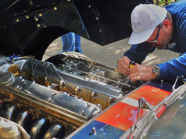 Al lavoro sul motore di una Jaguar E Type 