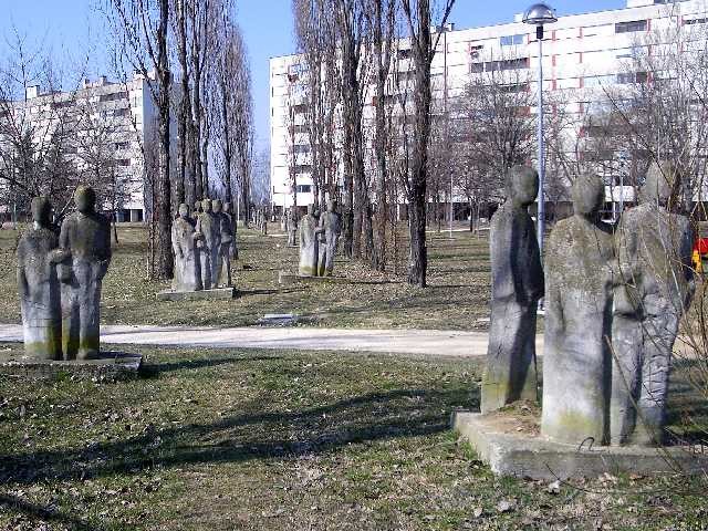 Le sculture di N. Zamboni nel giardino Pasolini - sullo sfondo il Virgolone