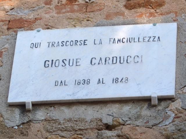 Lapide sulla casa  in cui Carducci visse tra il 1838 e il 1848