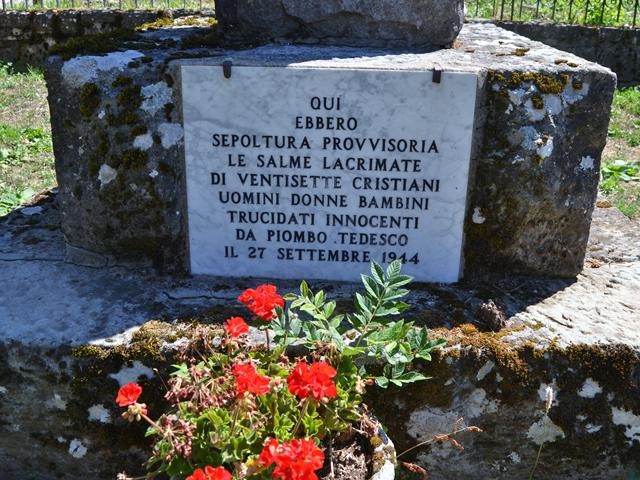 Cippo sul luogo della prima, provvisoria sepoltura delle vittime dell'eccidio di Cà Berna