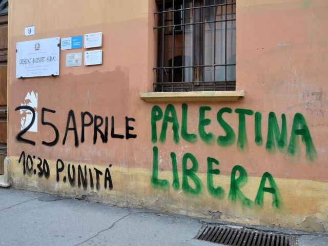 Scritte pro Palestina all'IT Crescenzi-Pacinotti