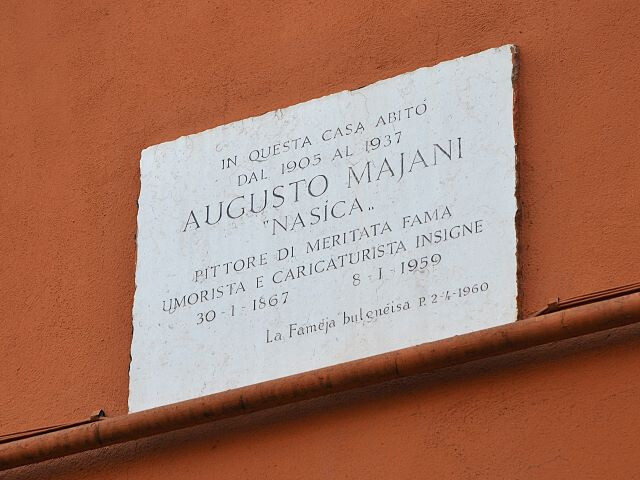 Lapide sulla casa abitata da Augusto Majani