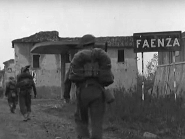 Truppe neozelandesi entrano a Faenza - dicembre 1944 - Fonte: Torre dell'Orologio - Faenza (RA)