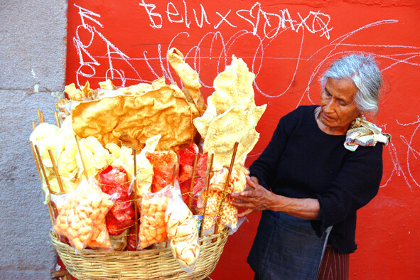 Anziana con prodotti a base di mais a Puebla - Messico - 2013