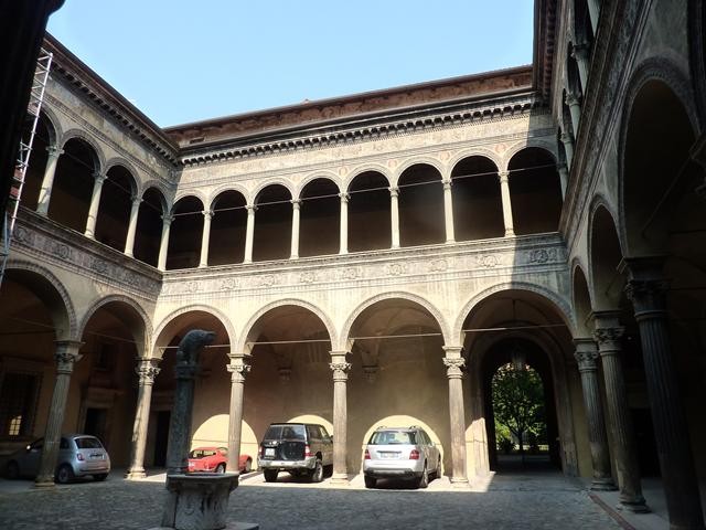 Palazzo Bevilacqua - corte interna