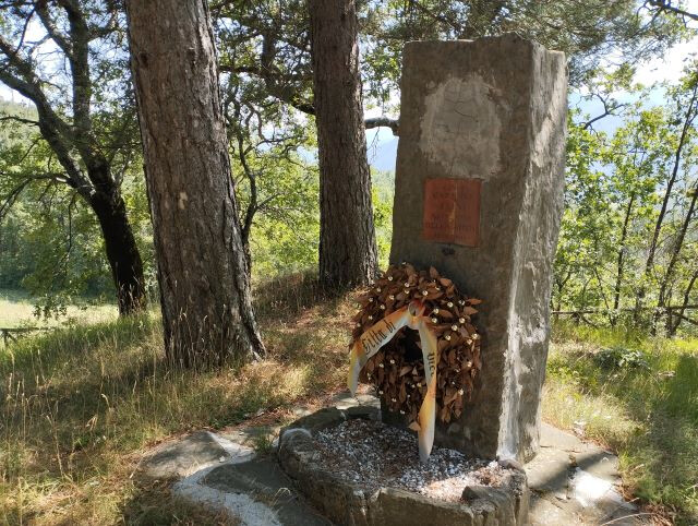 Cippo sul luogo della morte di Toni Giuriolo