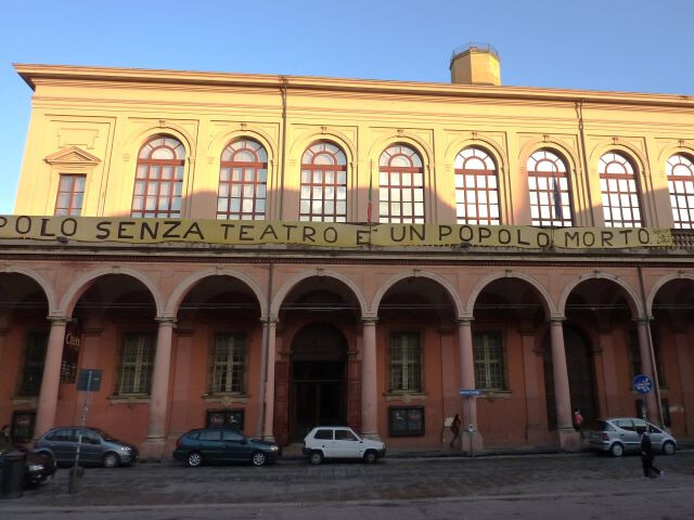 Il Teatro Comunale durante la protesta del 2010