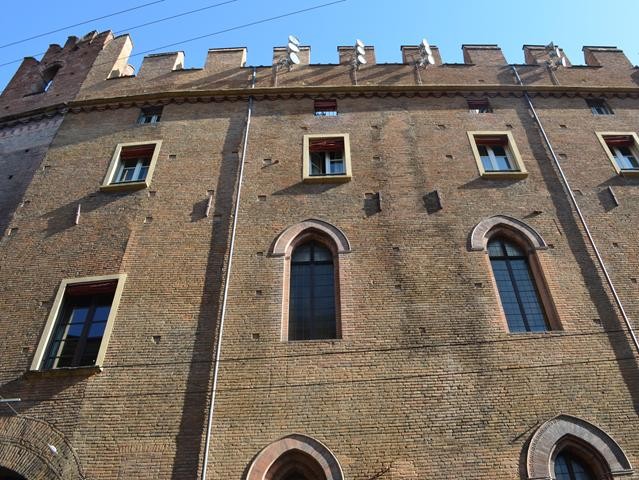 Palazzo Pepoli Vecchio, facciata
