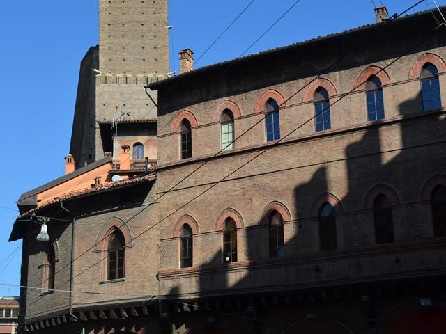 Case Reggiani e Seracchioli nei pressi delle due torri - Piazza della Mercanzia (BO)